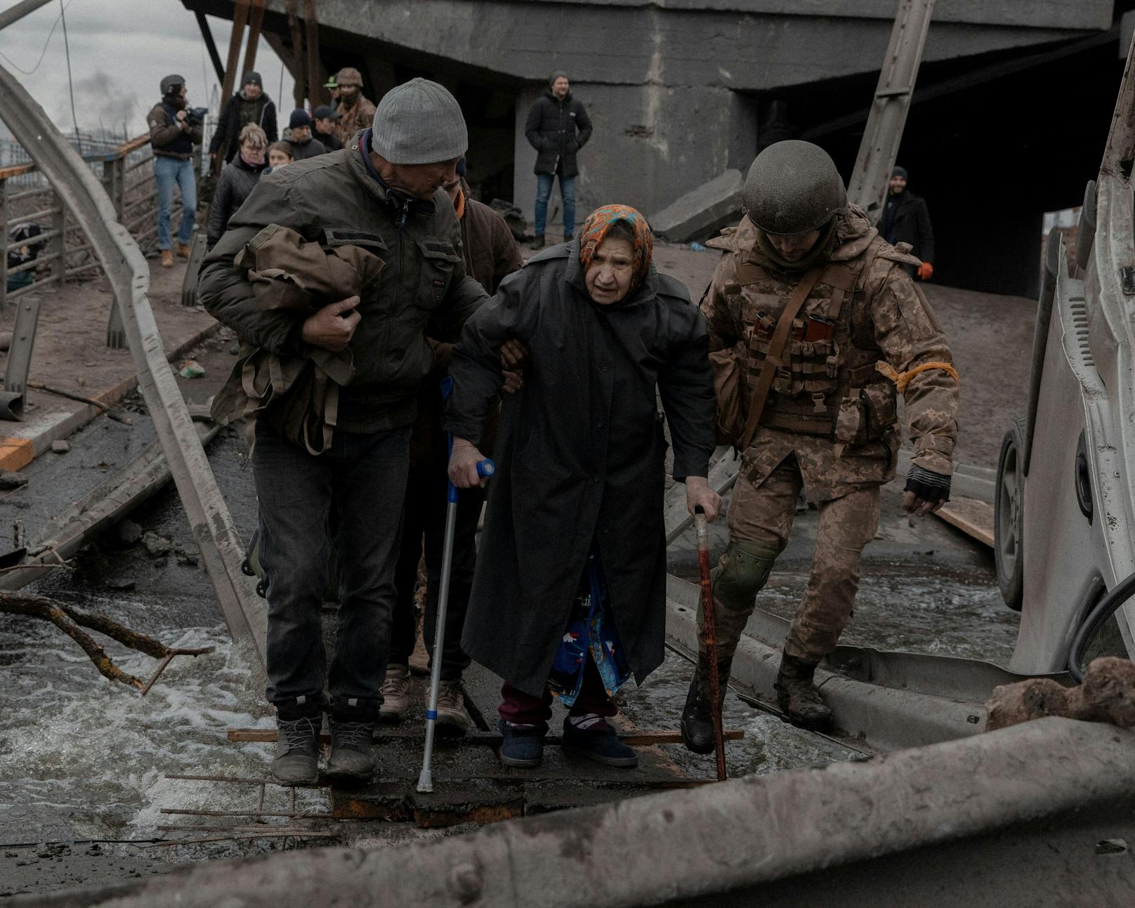 Die wenigen ukrainischen Soldaten vor Ort sind nicht in Stellungen verschanzt, sondern helfen den Flüchtenden über den Fluss, ...