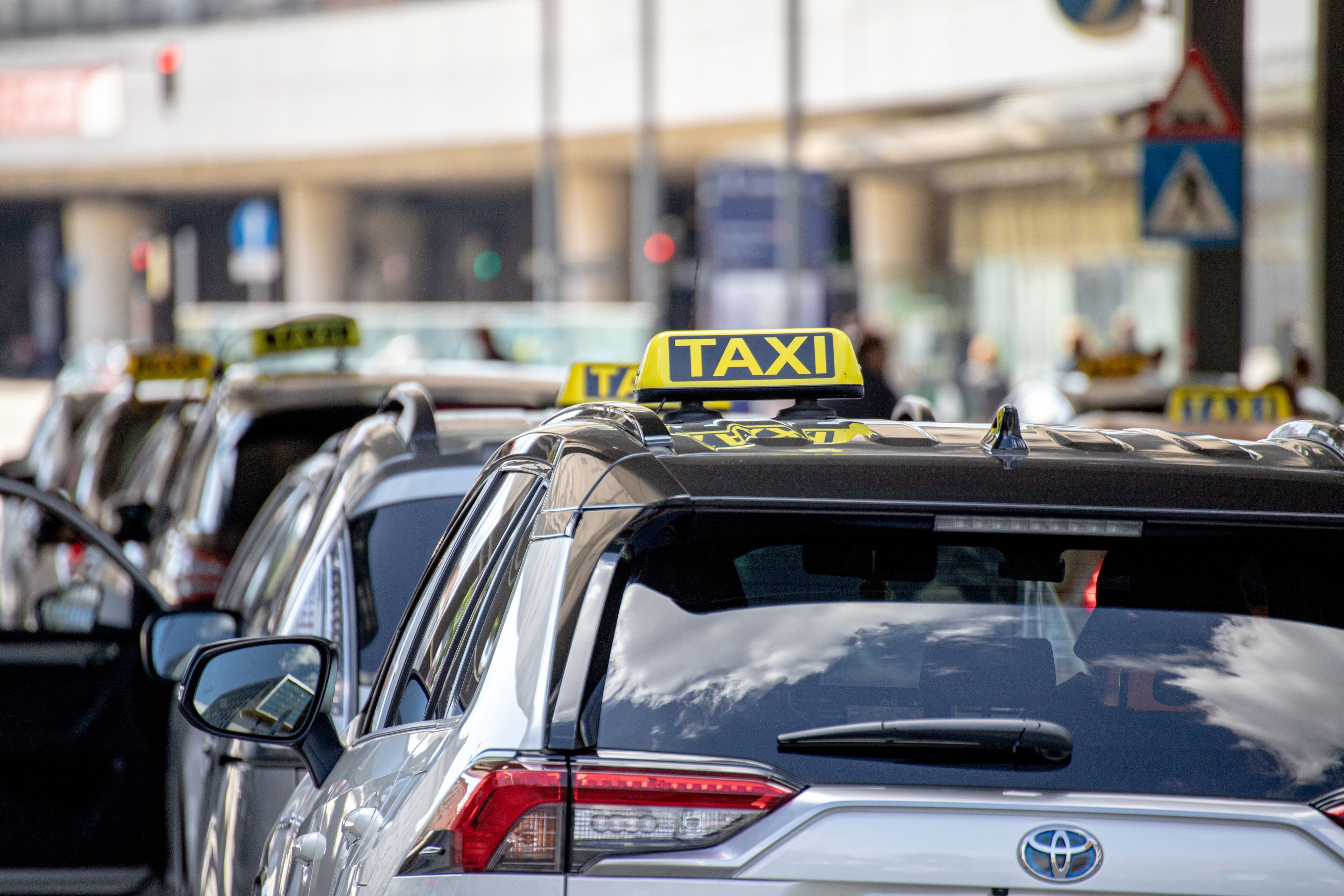 Ein Taxifahrer schlug einen Fahrgast bewusstlos. Noch immer fehlt von dem Mann jede Spur. (Symbolbild)