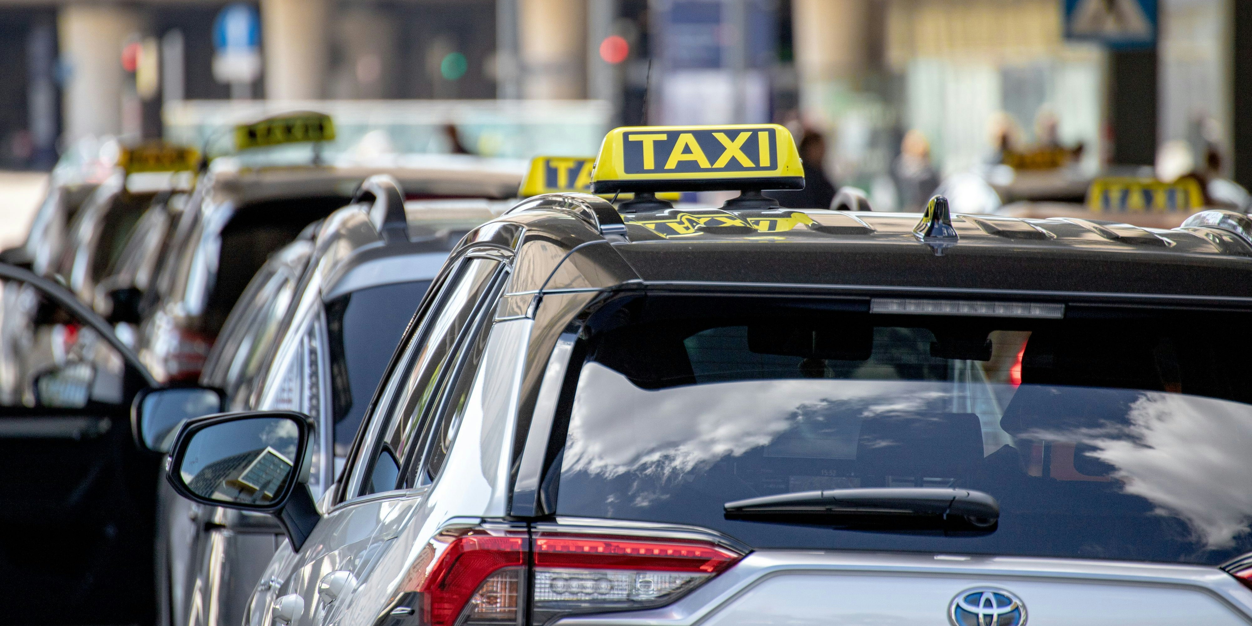 Ein Taxifahrer schlug einen Fahrgast bewusstlos. Noch immer fehlt von dem Mann jede Spur. (Symbolbild)