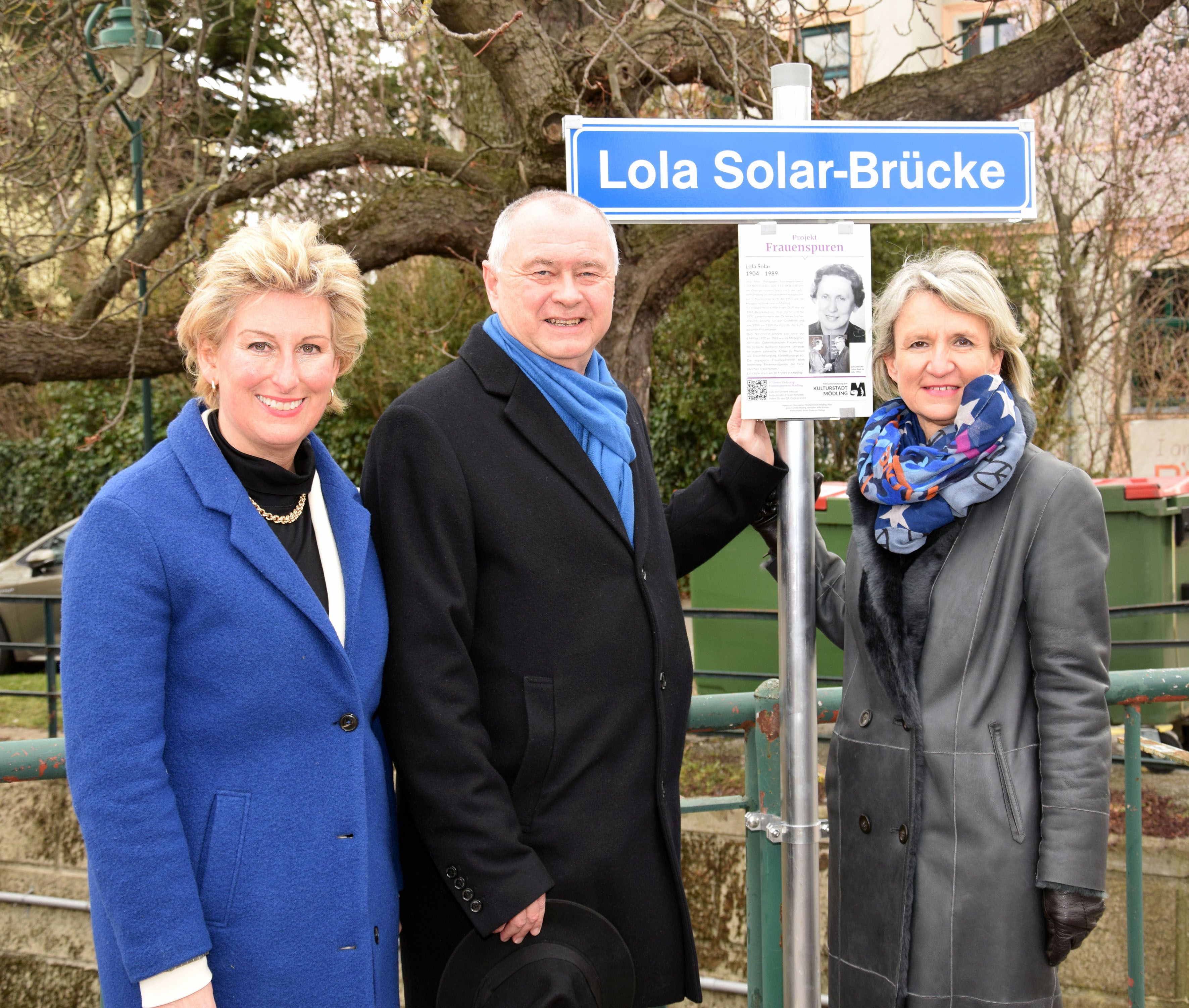 Bürgermeister Hintner bei der neu benannten "Lola Solar-Brücke"