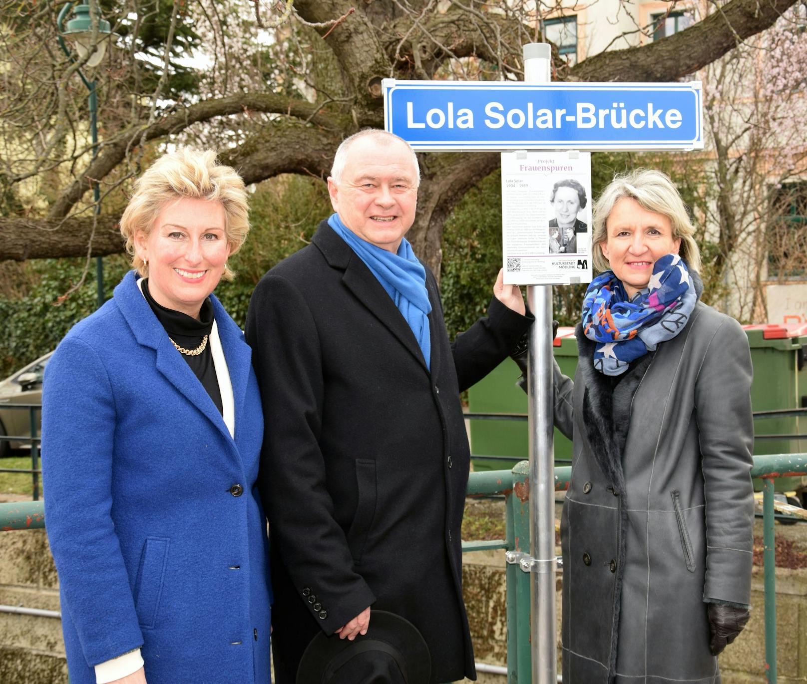 Christina Schlosser, Hans Stefan Hintner und Romana Deckenbacher (von links) bei der Lola Solar-Brücke.