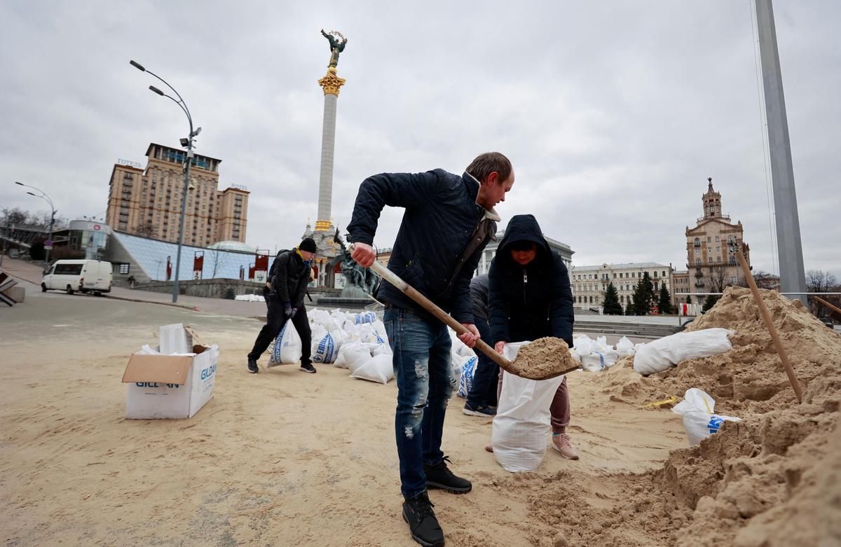 Surreal: Vor zwei Wochen flanierten die Kiewer und Kiewerinnen am Maidan, heute bauen sie auf dem Hauptplatz der Stadt Checkpoints auf und füllen Sandsäcke ab. 