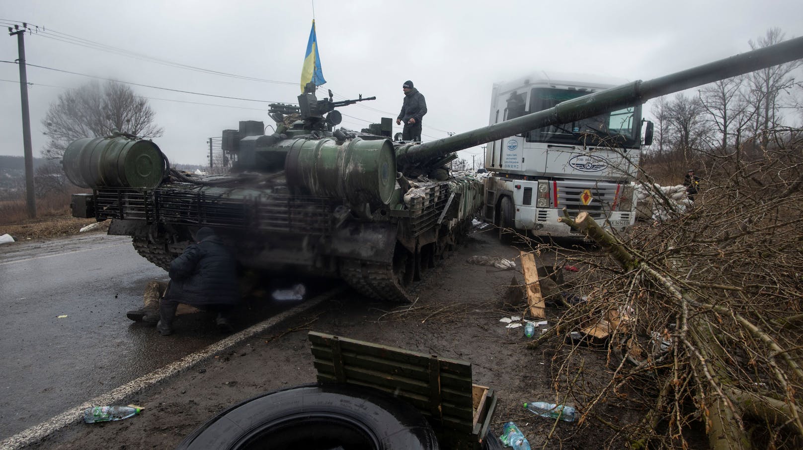Die ukrainische Armee leistet immer noch Widerstand. Im Bild ein gekaperter russischer Panzer.