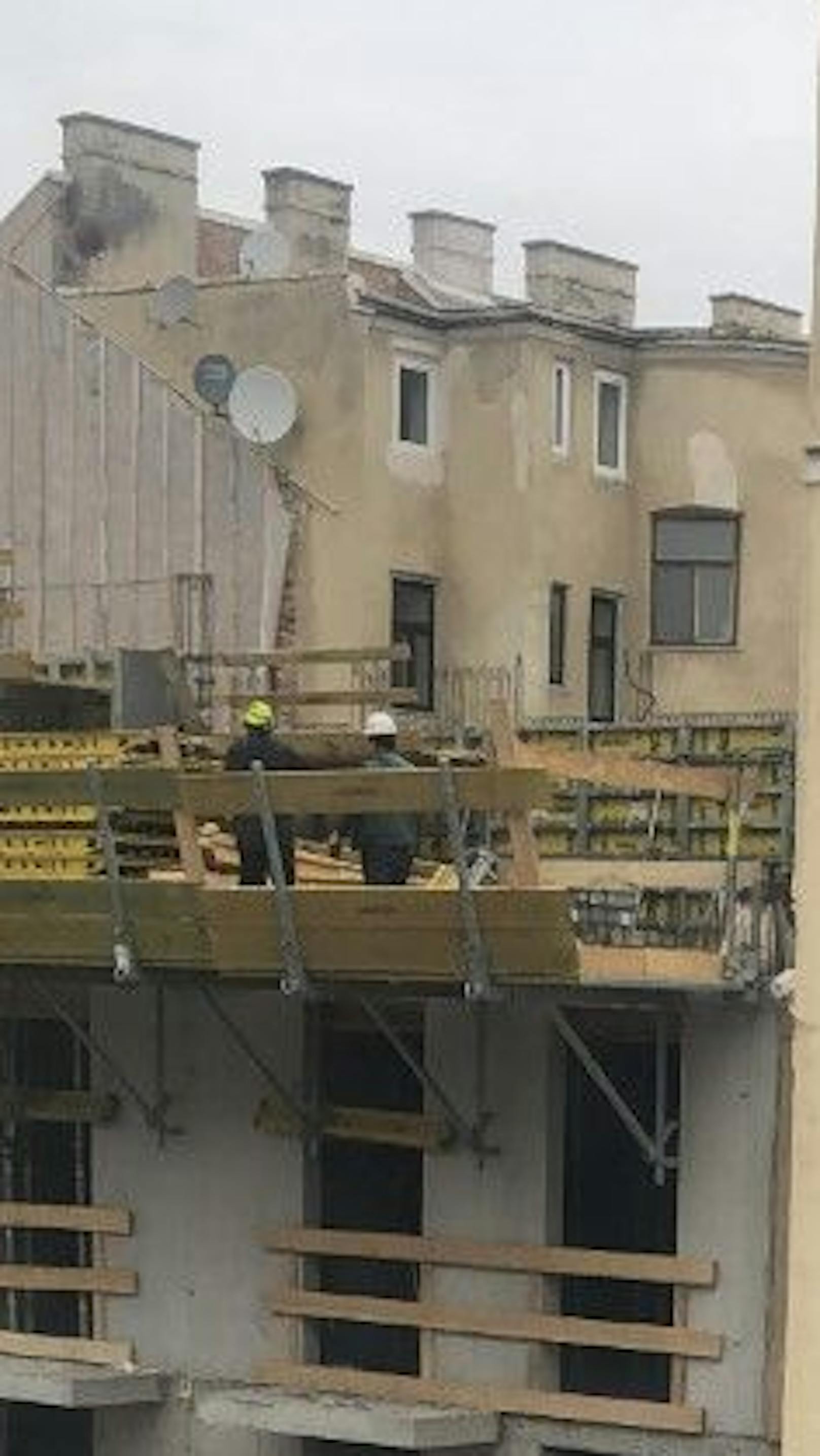 Ein Bauarbeiter arbeitete ungesichert am höchsten Stockwerk eines Hauses – und stürzte.