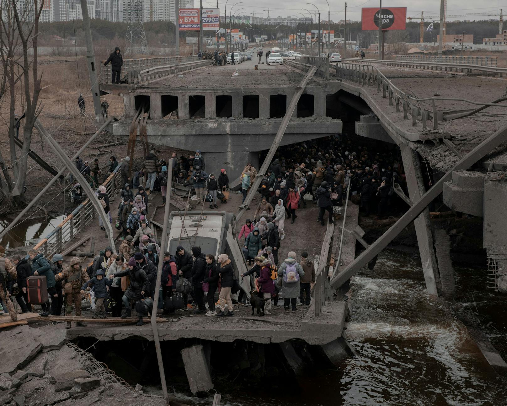Die ukrainische Armee hat die Brücke über den Irpin im Nordwesten von Kiew gesprengt, um den russischen Vormarsch aufzuhalten.&nbsp;