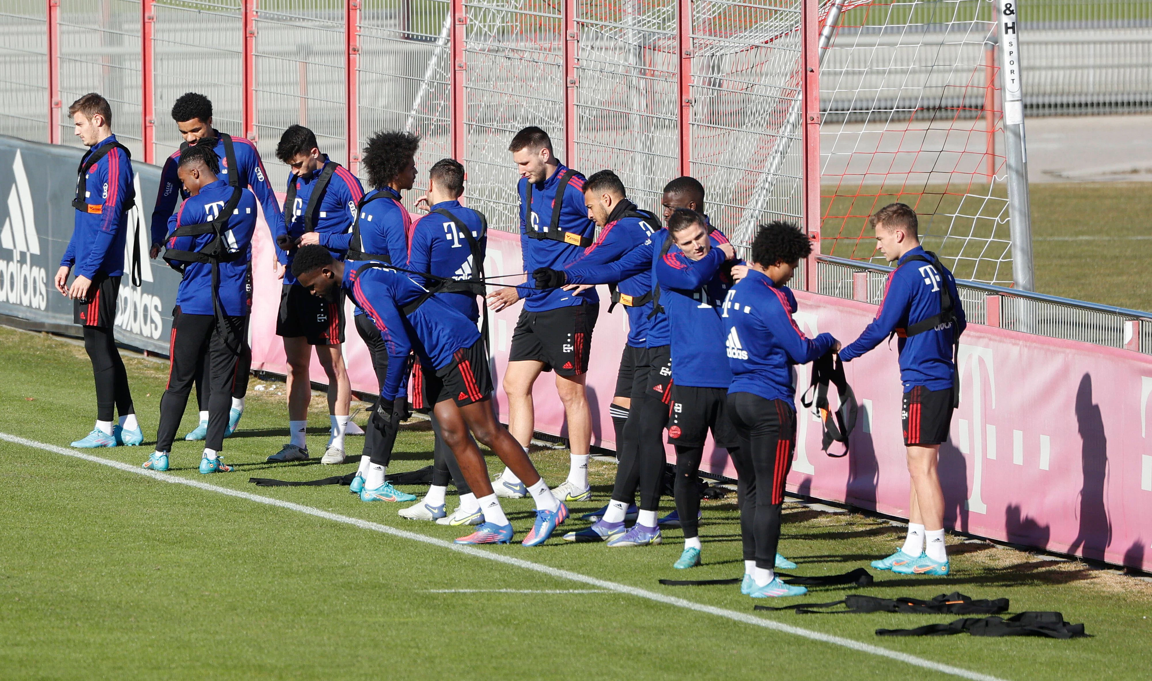  09.02.2022, FC Bayern Muenchen Training Muenchen , Fussball, , im Bild: Josip Stanisic FCB, Malik Tillman FCB, Omar Richards FCB, Marc Roca FCB, Leroy Sane FCB, Tanguy Nianzou Kouassi FCB, Lucas Hernandez FCB, Niklas Suele FCB, Corentin Tolisso FCB, Dayot Upamecano FCB, Marcel Sabitzer FCB, Serge Gnabry FCB und Joshua Kimmich FCB *** 09 02 2022, FC Bayern Muenchen Training Muenchen , Football , Sport , in picture Josip Stanisic FCB , Malik Tillman FCB , Omar Richards FCB , Marc Roca FCB , Leroy Sane FCB , Tanguy Nianzou Kouassi FCB , Lucas Hernandez FCB , Niklas Suele FCB , Corentin Tolisso FCB , Dayot Upamecano FCB , Marcel Sabitzer FCB , Serge Gnabry FCB and Joshua Kimmich FCB