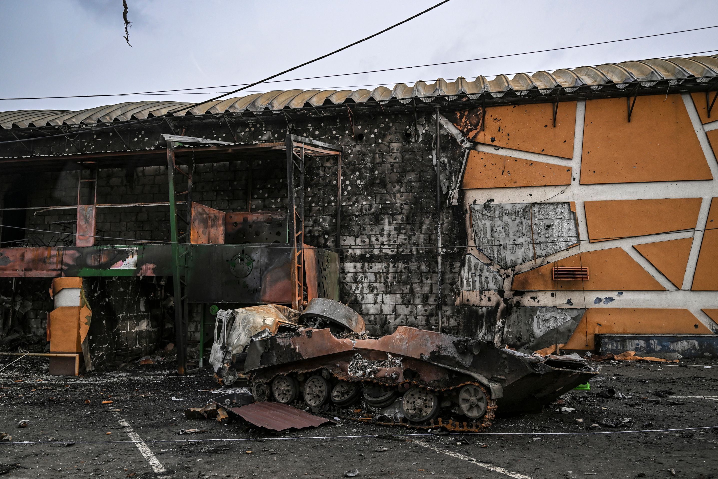 Ein zerstörter russischer Panzer auf einer Straße in der ukrainischen Stadt Bucha im Westen von Kiew.