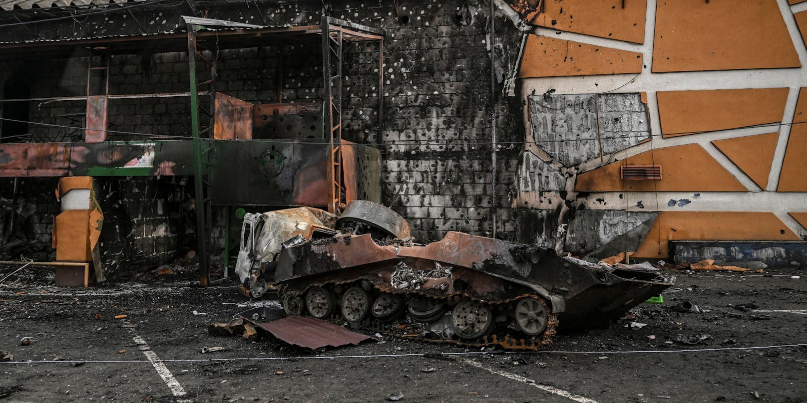 Ein zerstörter russischer Panzer auf einer Straße in der ukrainischen Stadt Bucha im Westen von Kiew.