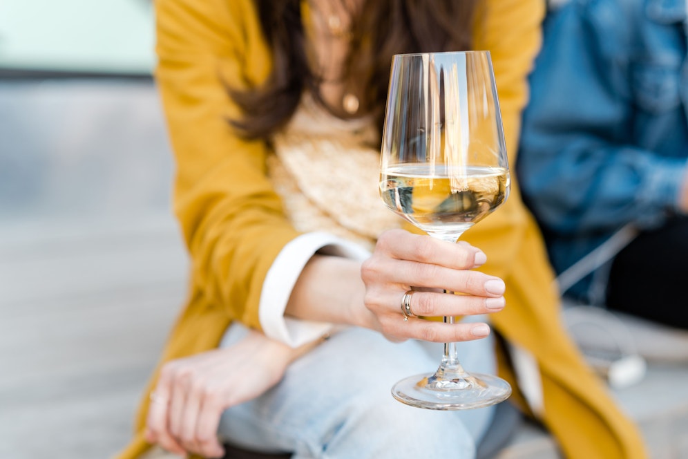 Bereits ein alkoholische Getränk am Tag reduziert das Hirnvolumen – laut Studie.