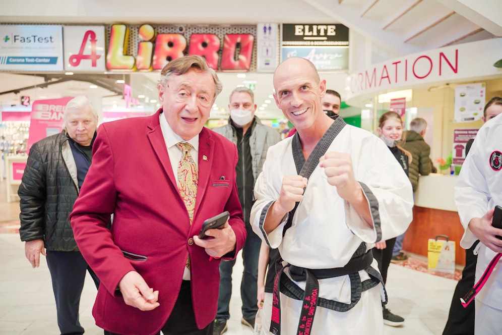 Baumeister Richard Lugner mit Großmeister Andreas Held, dem Gründer von YU-Taekwondo und Träger des 6. Schwarzgurt.