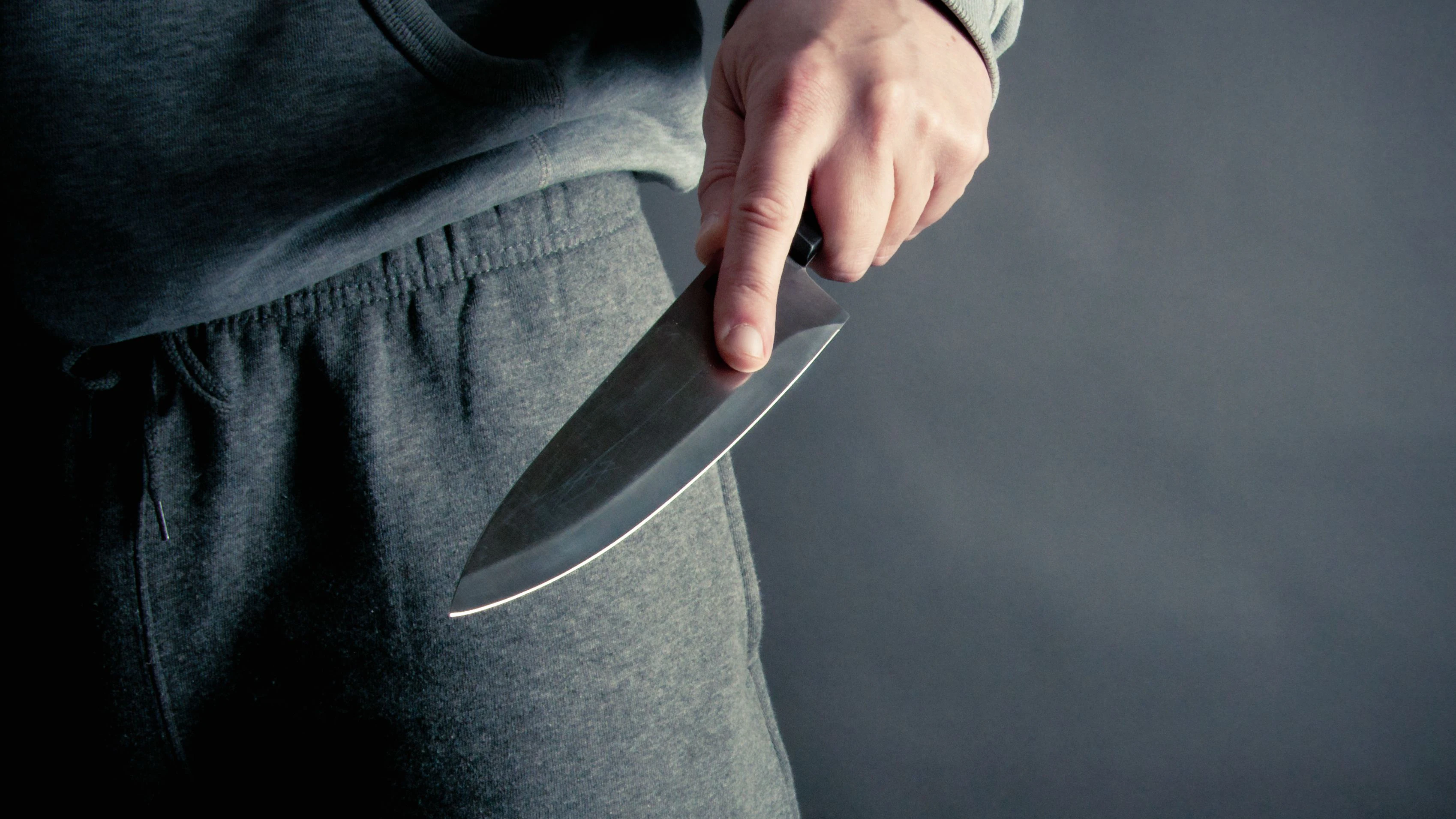 Ein Mann hält ein Küchenmesser in der Hand. (Symbolbild)