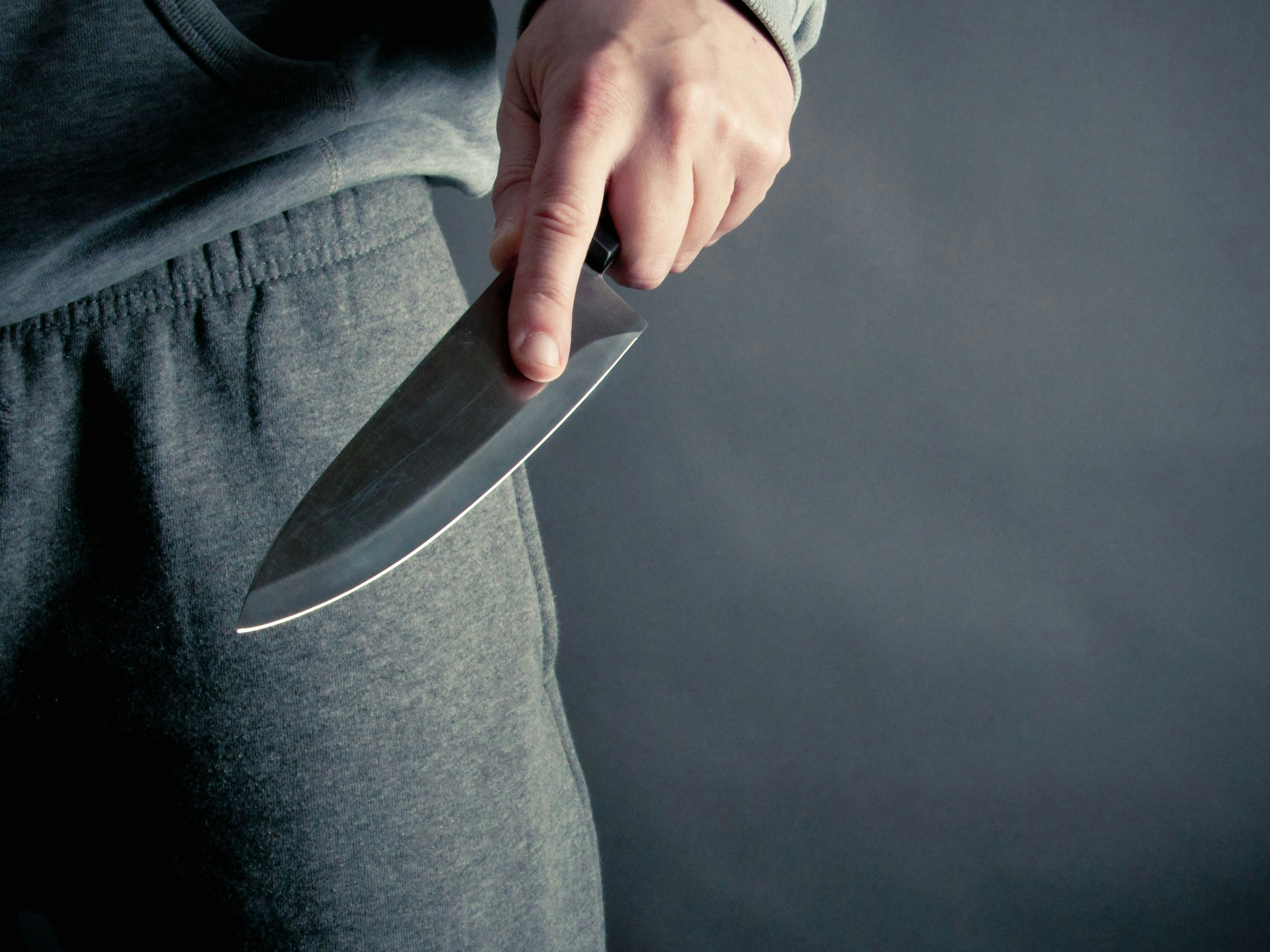 Ein Mann hält ein Küchenmesser in der Hand. (Symbolbild)