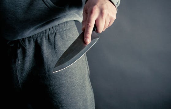 Ein Tiroler bedrohte seine Nachbarn mit einem Küchenmesser.