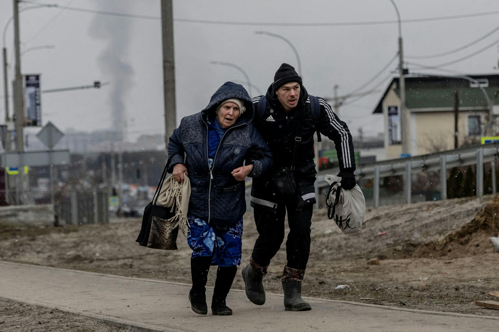 Russische Truppen bombardieren den Kiewer Vorort Irpin. Tausende Bewohner sind auf der Flucht.     