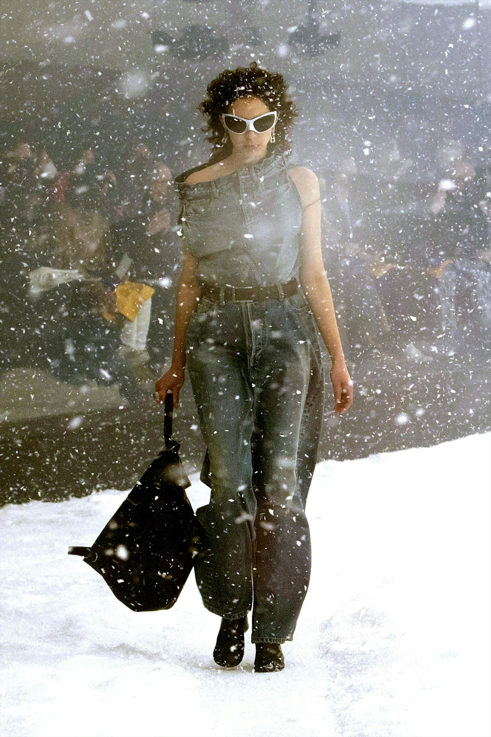 Mit einem eisigen Schneesturm und Müllsäcken rüttelte Balenciagas Kreativdirektor Demna Gvasalia&nbsp;die Modewelt wach.