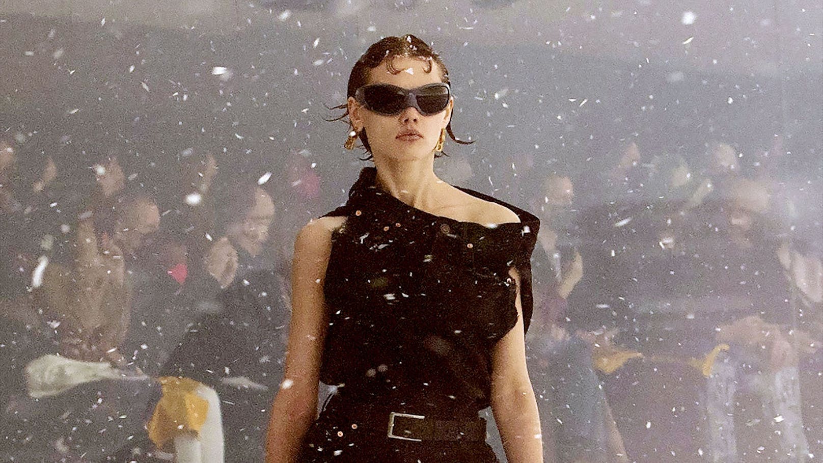 Mit einem eisigen Schneesturm rüttelte Balenciaga die Modewelt wach.