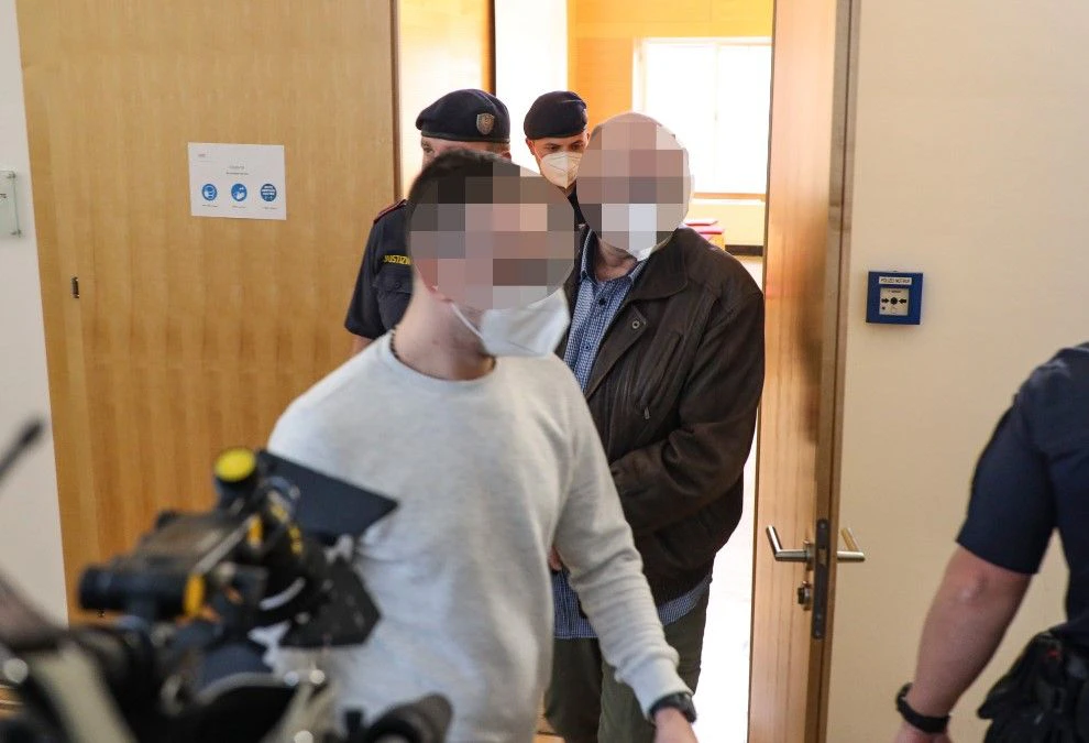 Der 23-Jährige und der 51-Jährige standen am Montag in Wels vor Gericht.