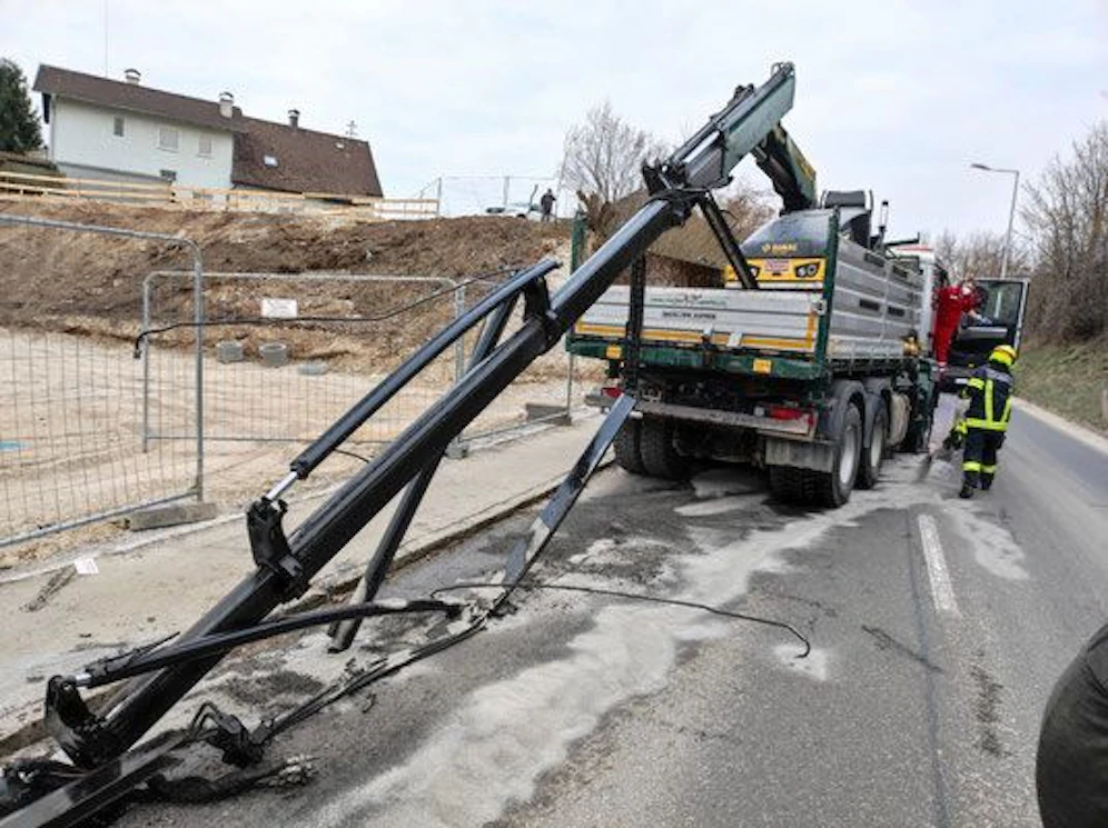 Der Lkw-Lenker hatte vergessen, den Kranarm einzufahren. Er kollidierte mit der Brücke.