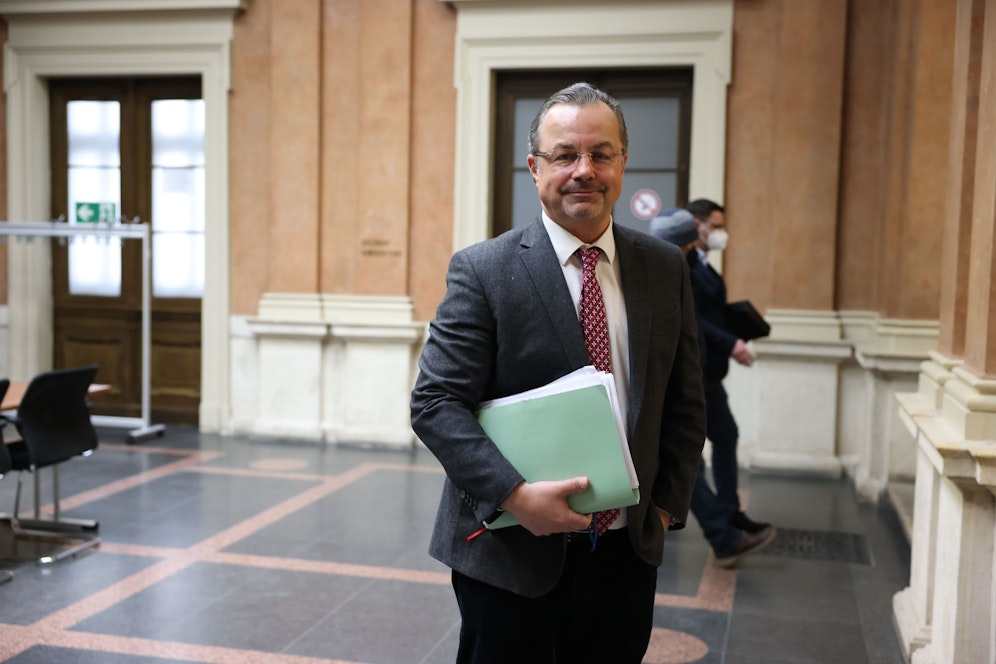 Andreas Reichenbach vor dem großen Schwurgerichtssaal am Wiener Landesgericht