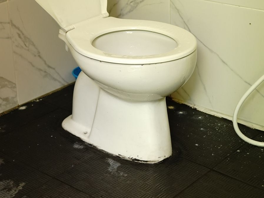 In Lenzing flutete ein Verdächtiger absichtlich seine Zelle mit dem Wasser aus der Toilette.