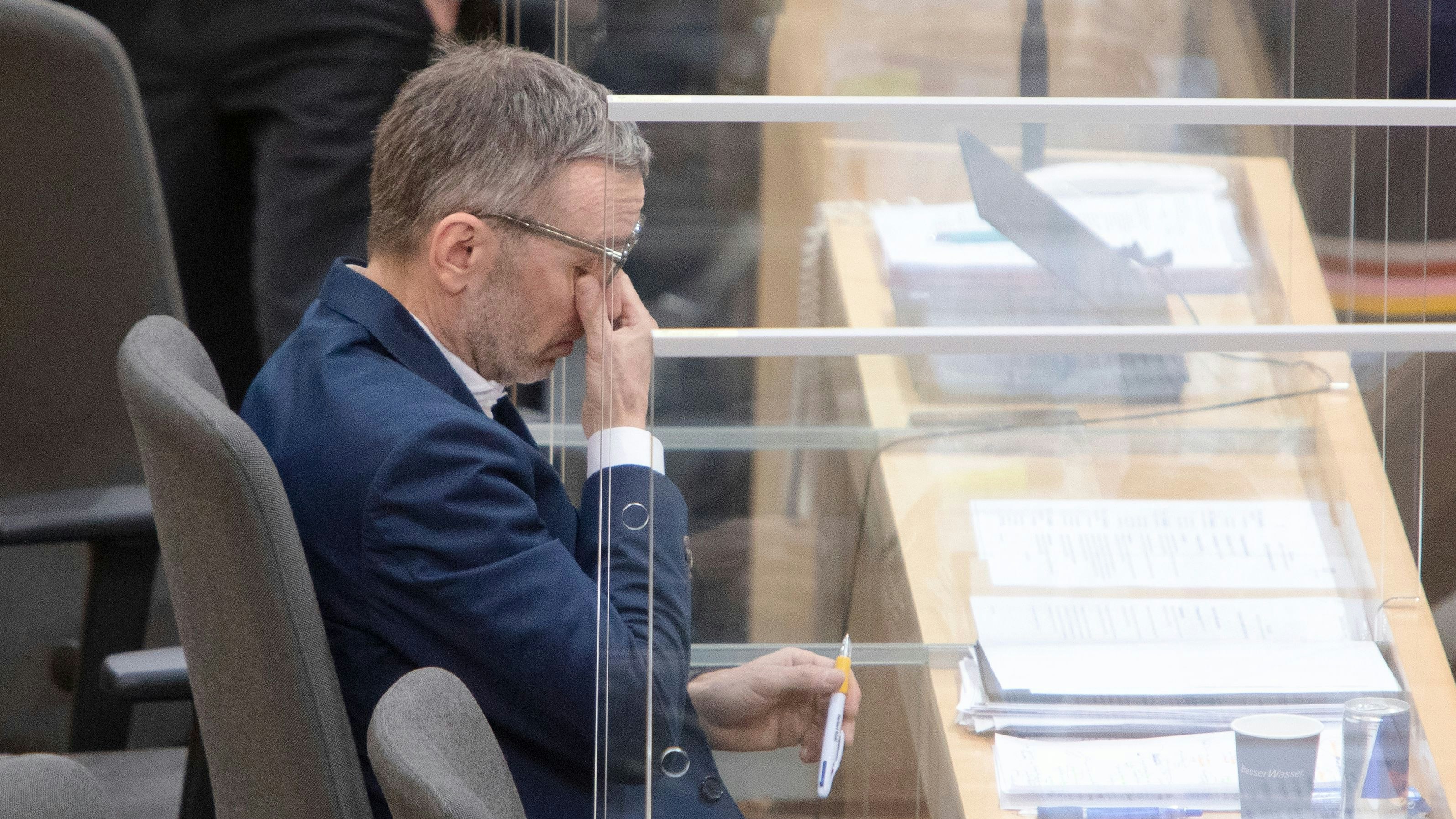 Download von www.picturedesk.com am 08.03.2022 (20:08).  AUSTRIA; VIENNA; 20220224, FPOe (Freedom Party of Austria) party leader Herbert Kickl rubs his eyes during a special session of parliament on the Russian-Ukrainian crisis in Vienna February 24, 2022. /// AUSTRIA; VIENNA; 20220224, Parteiobmann der FPÖ (Freiheitliche Partei Österreich) Herbert Kickl reibt sich während einer Sondersitzung des Parlaments zu der Rusisch - Ukrainischer Krise in Wien am 24. Februar 2022 die Augen. - 20220224_PD21318 - Rechteinfo: Rights Managed (RM)
