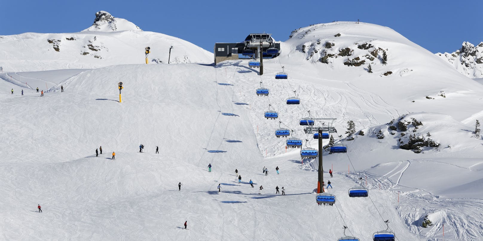 Ein 72-jähriger Deutscher war am Dienstag im Skigebiet Obertauern unterwegs, als er mit einem Unbekannten kollidierte.