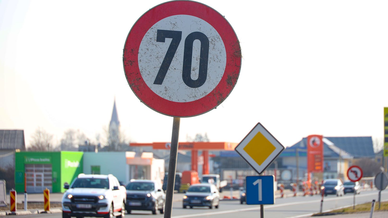 71 km/h zu schnell – Raser ist Schein los, Auto bleibt