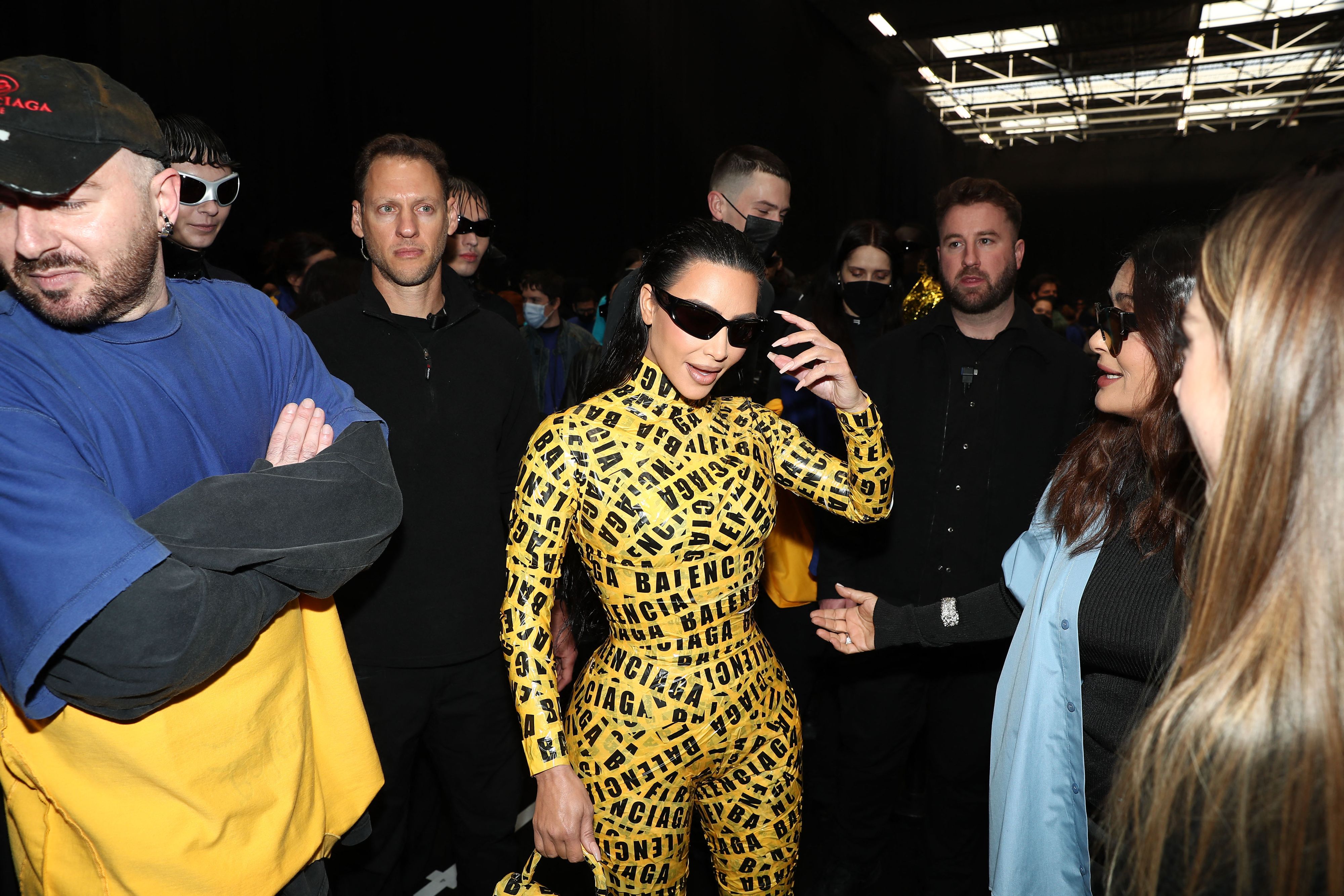 Kim Kardashian im knallgeben Wickeloutfit.
