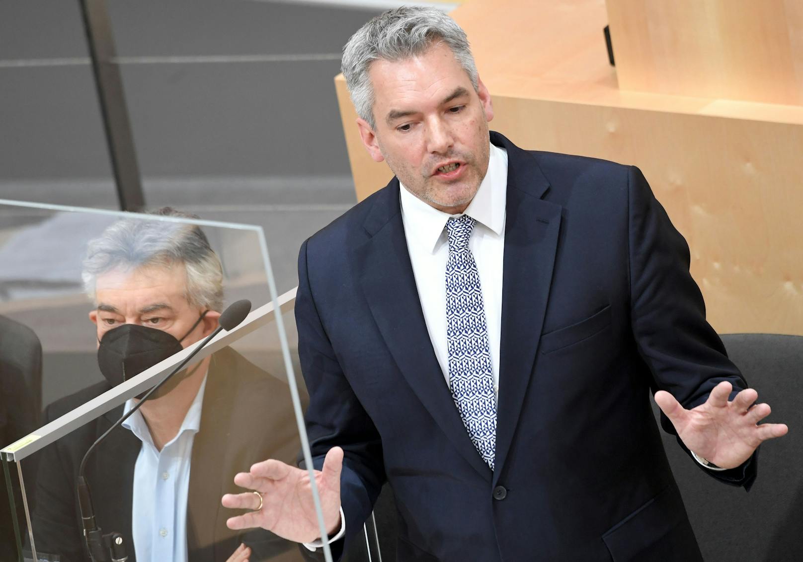 Am Dienstag hielten sowohl Bundeskanzler Karl Nehammer (ÖVP) als auch Vizekanzler Werner Kogler (Grüne) flammende Plädoyers für die Neutralität. 