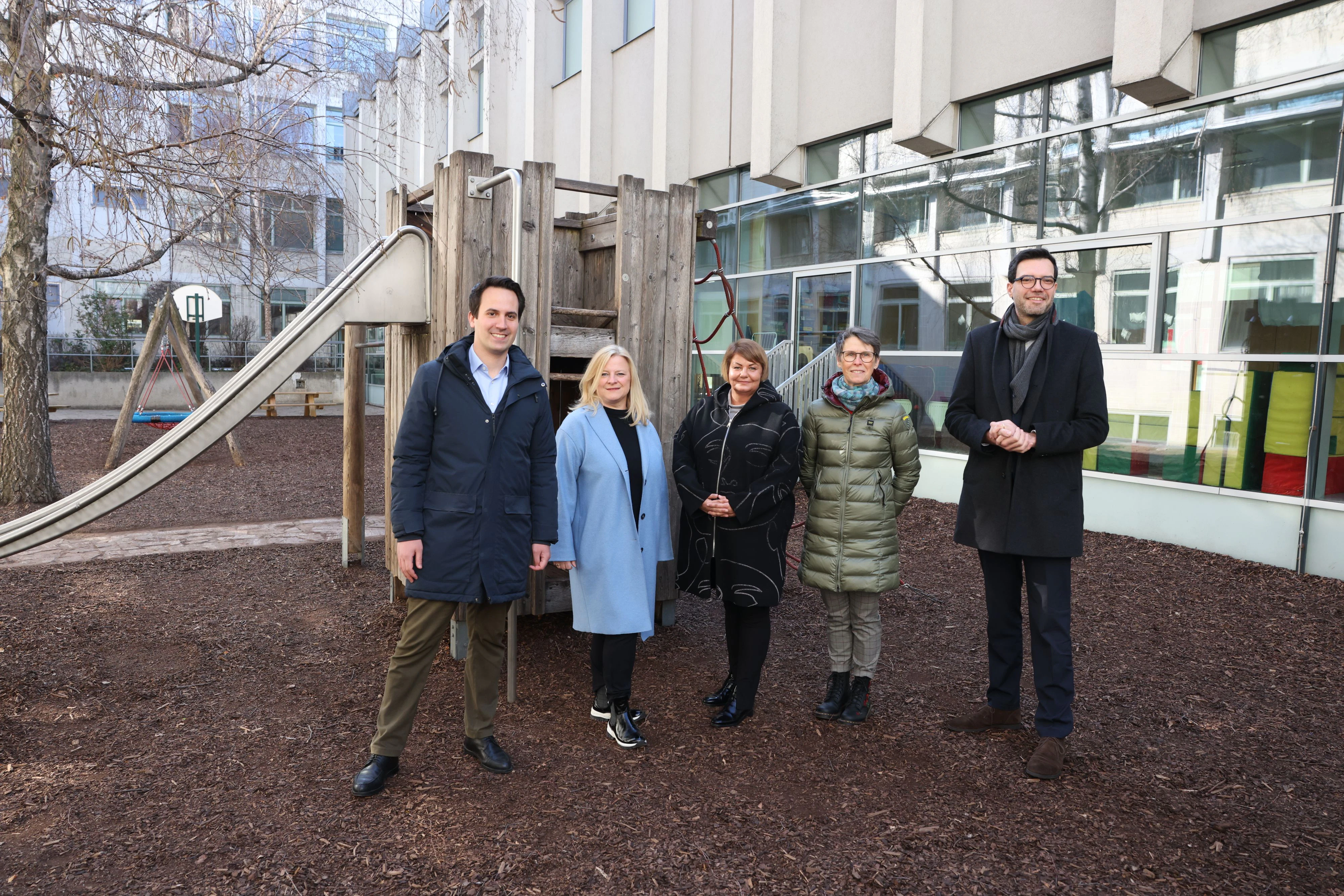 80% aller Wiener Pflichtschulen bekamen administrative Unterstützung. Bildungsstadtrat Christoph Wiederkehr (Neos, l.) und Bildungsdirektor Heinrich Himmer (r.; hier am Bild mit Vertretern der Mittelschule Gruns