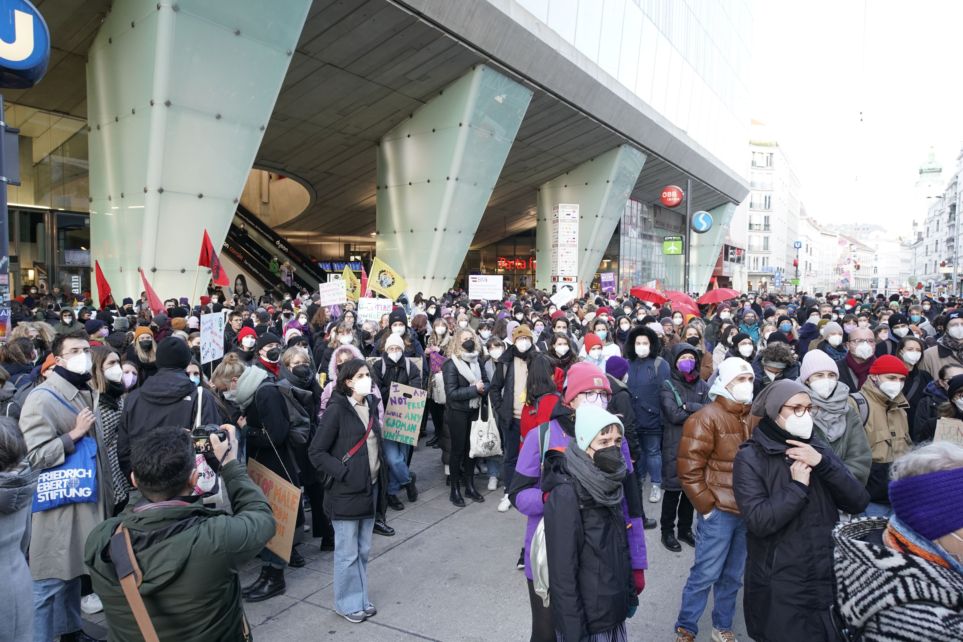 Am internationalen Frauentag zogen über 2000 Teilnehmer und feministische Bündnisse bei einer Demonstration durch Wien.&nbsp;