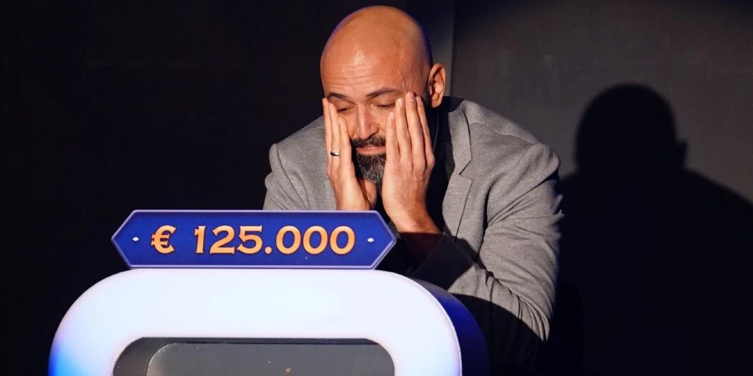 Mohamed Mahjoubi sagt dem Kandidaten die falsche Antwort.