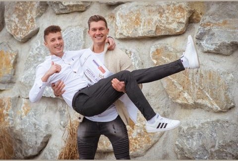 Johannes Höfinger wurde zum Geburtstag von Mister Austria Roman Schindler auf Händen getragen 