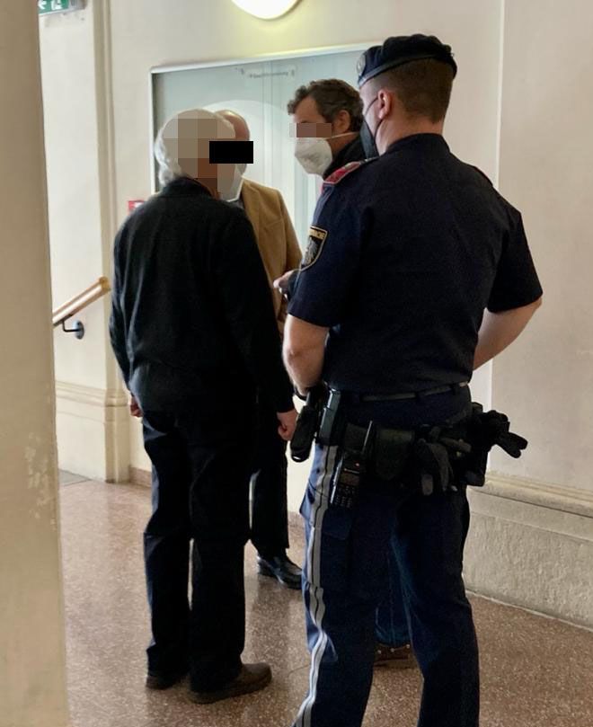 Der Angeklagte (li.)