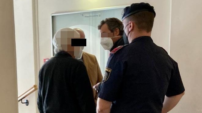 Der Angeklagte (li.)