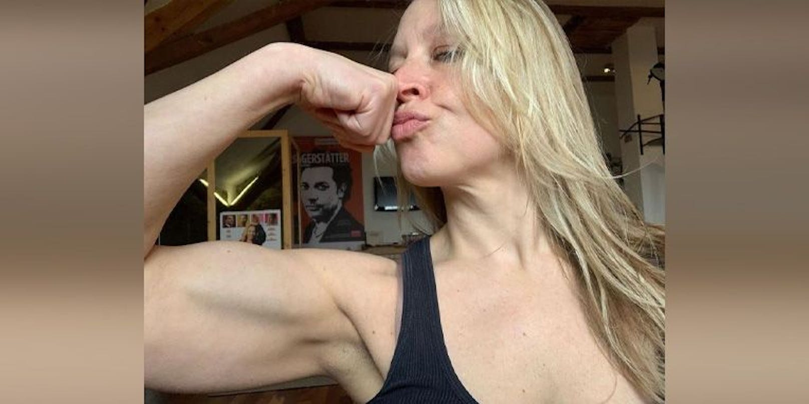 Nina Proll lässt am Weltfrauentag ihre Muskeln spielen