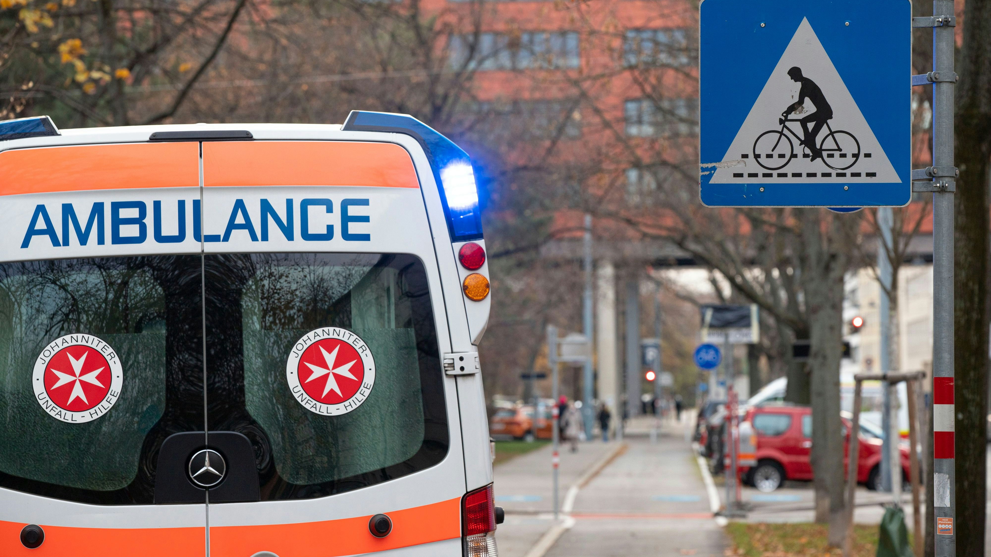Ein Fahrradfahrer stürzte sturzbetrunken schwer und zog sich Verletzungen am Kopf und im Gesicht zu.