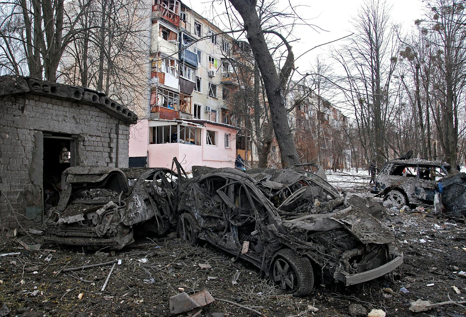 Zerstörte Autos in Charkiw.