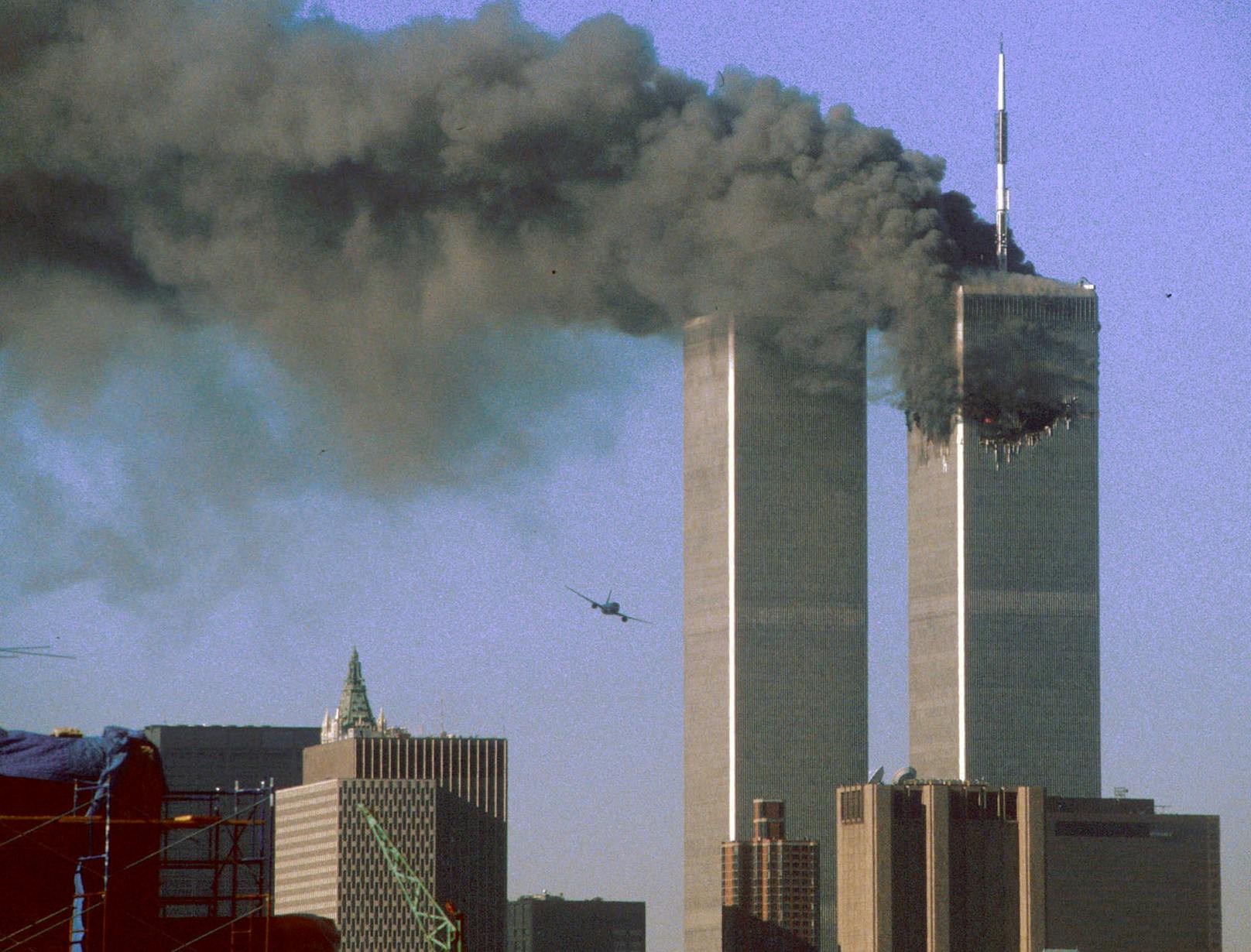 Durch das Abschneiden des Endes endet das Zitat mit einer Aussage, die auf die Terrorangriffe am 11. September 2001 anspielt und bei vielen Menschen entsprechende Erinnerungen wecken dürfte. Dass das nicht ganz zufällig passiert, …