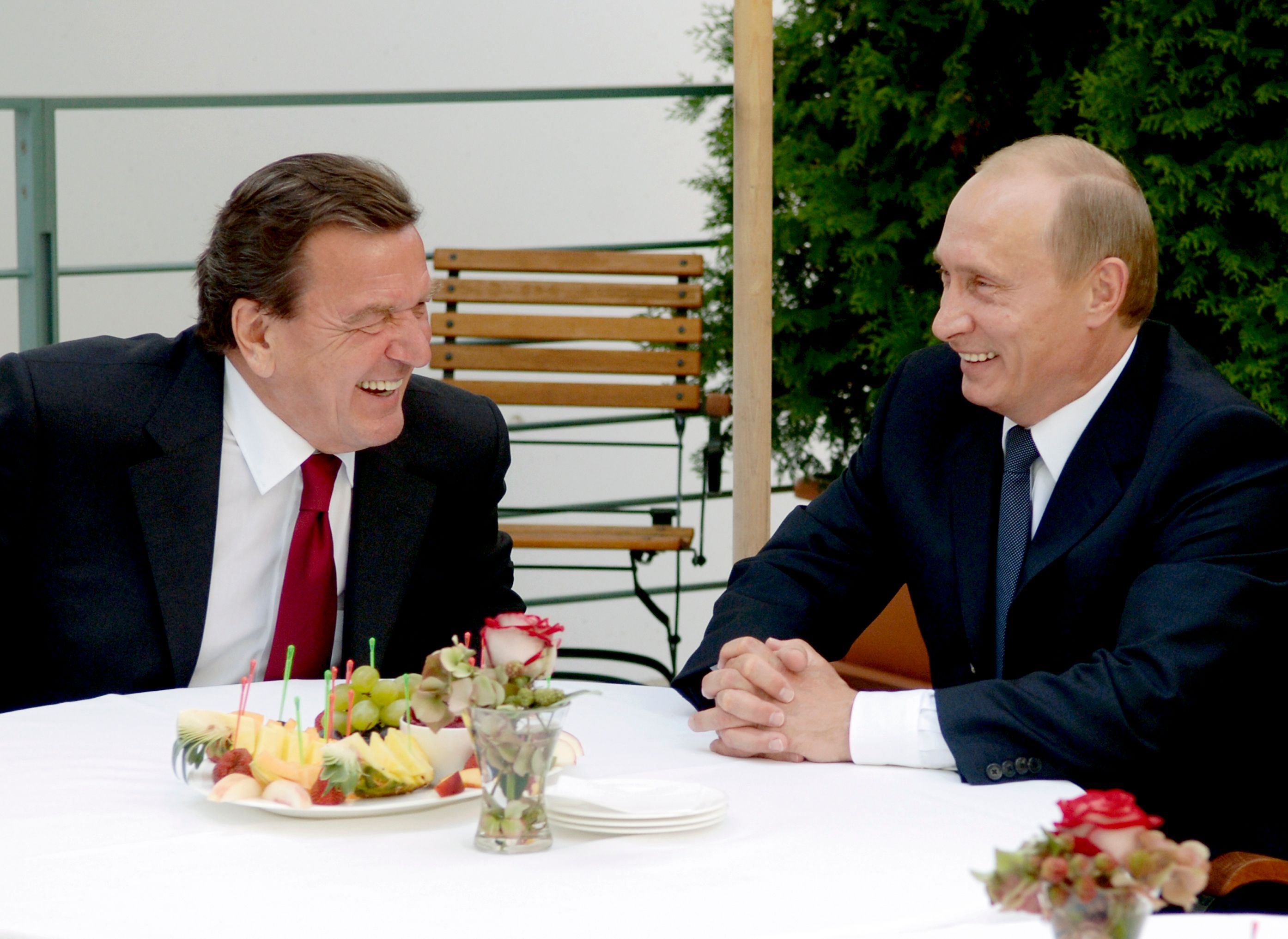 Da hat wohl jemand einen lustigen Witz erzählt: Russlands Präsident Wladimir Putin und der damalige deutsche Kanzler Gerhard Schröder bei einem Gespräch in Berlin 2005.