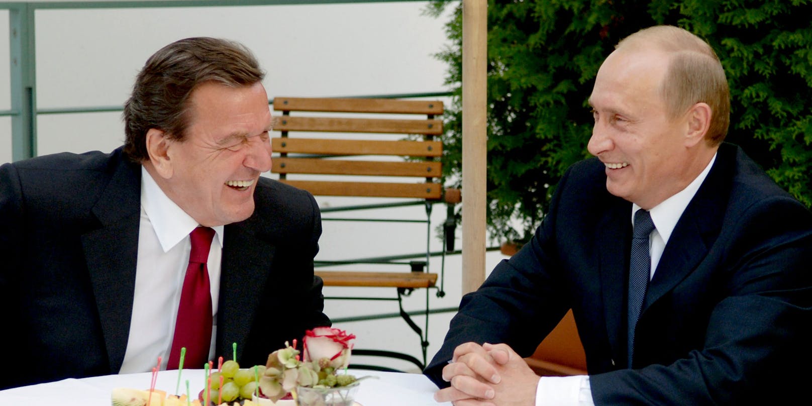 Da hat wohl jemand einen lustigen Witz erzählt: Russlands Präsident Wladimir Putin und der damalige deutsche Kanzler Gerhard Schröder bei einem Gespräch in Berlin 2005.