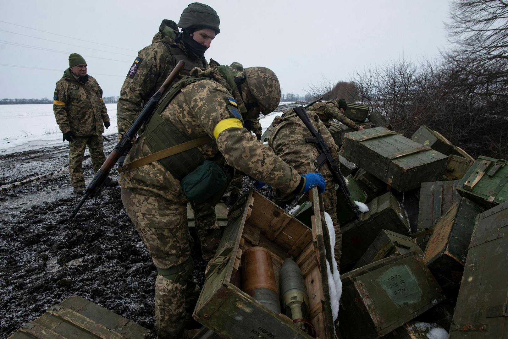 Ukrainische Soldaten bergen Munition und ...