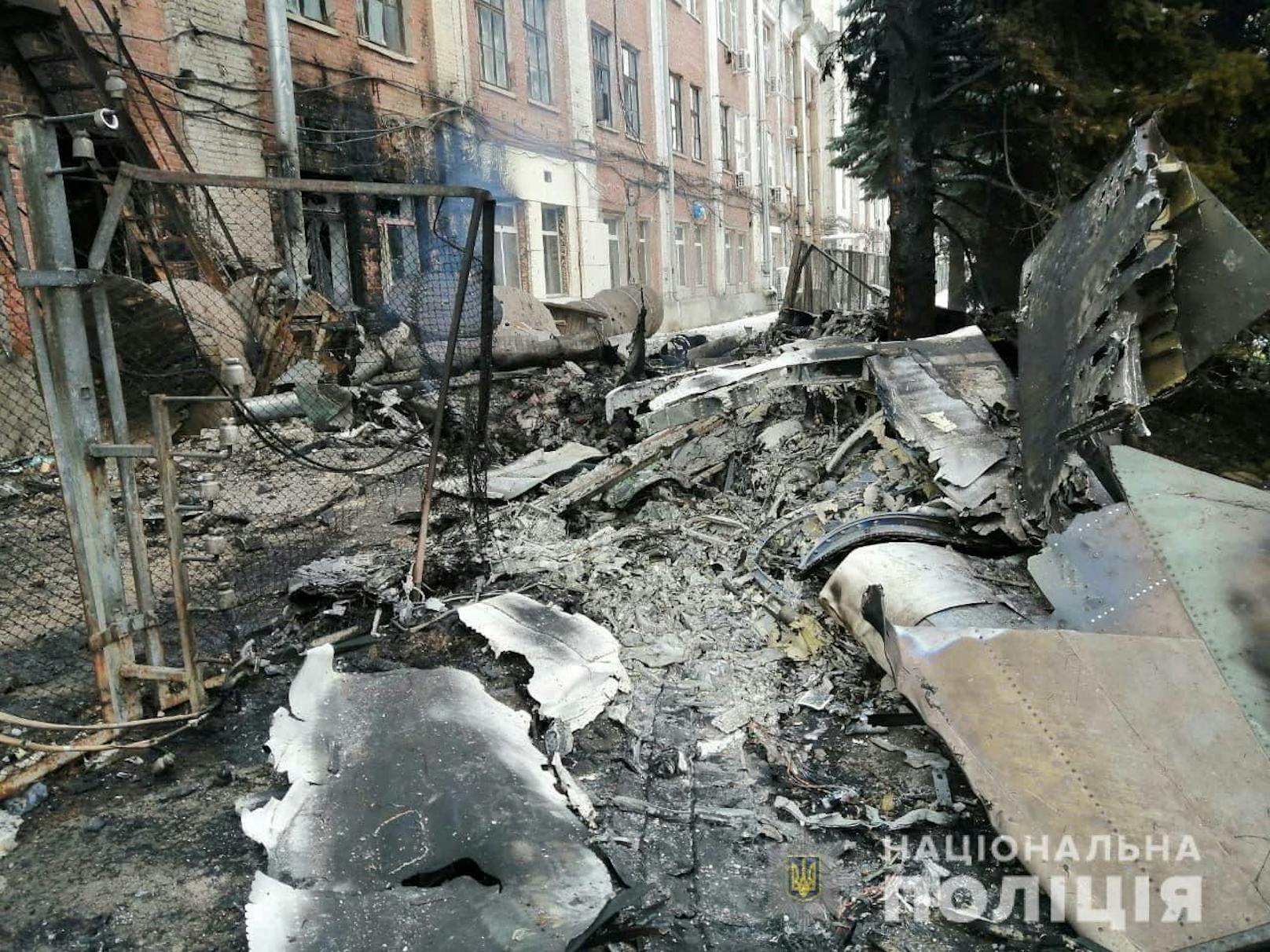 Die Trümmer des abgeschossenen, mutmaßlich russischen Jets mitten in Charkiw (7. März 2022).