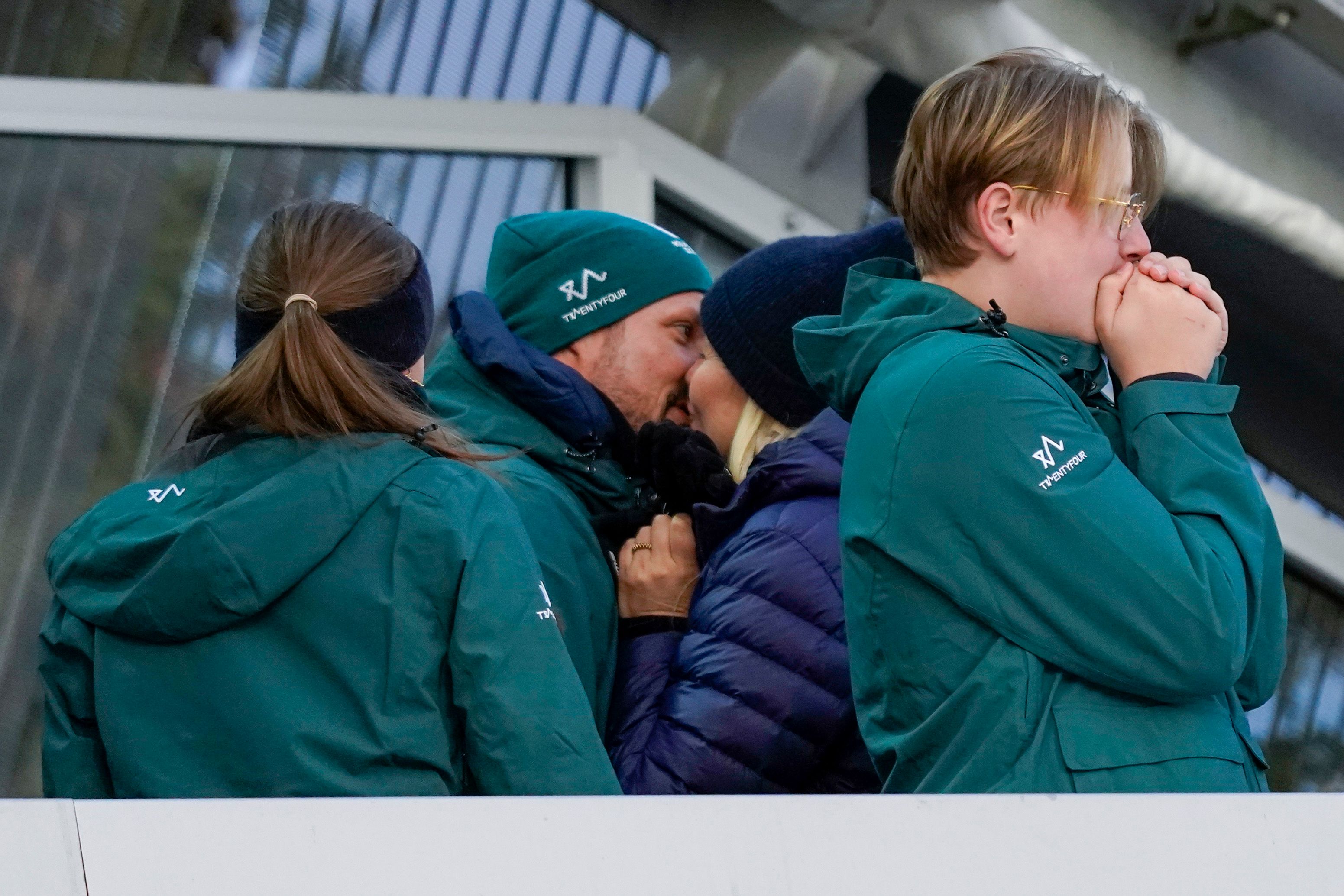 Kronprinzessin Mette-Marit und ihr Ehemann Haakon knutschen in der Öffentlichkeit. 