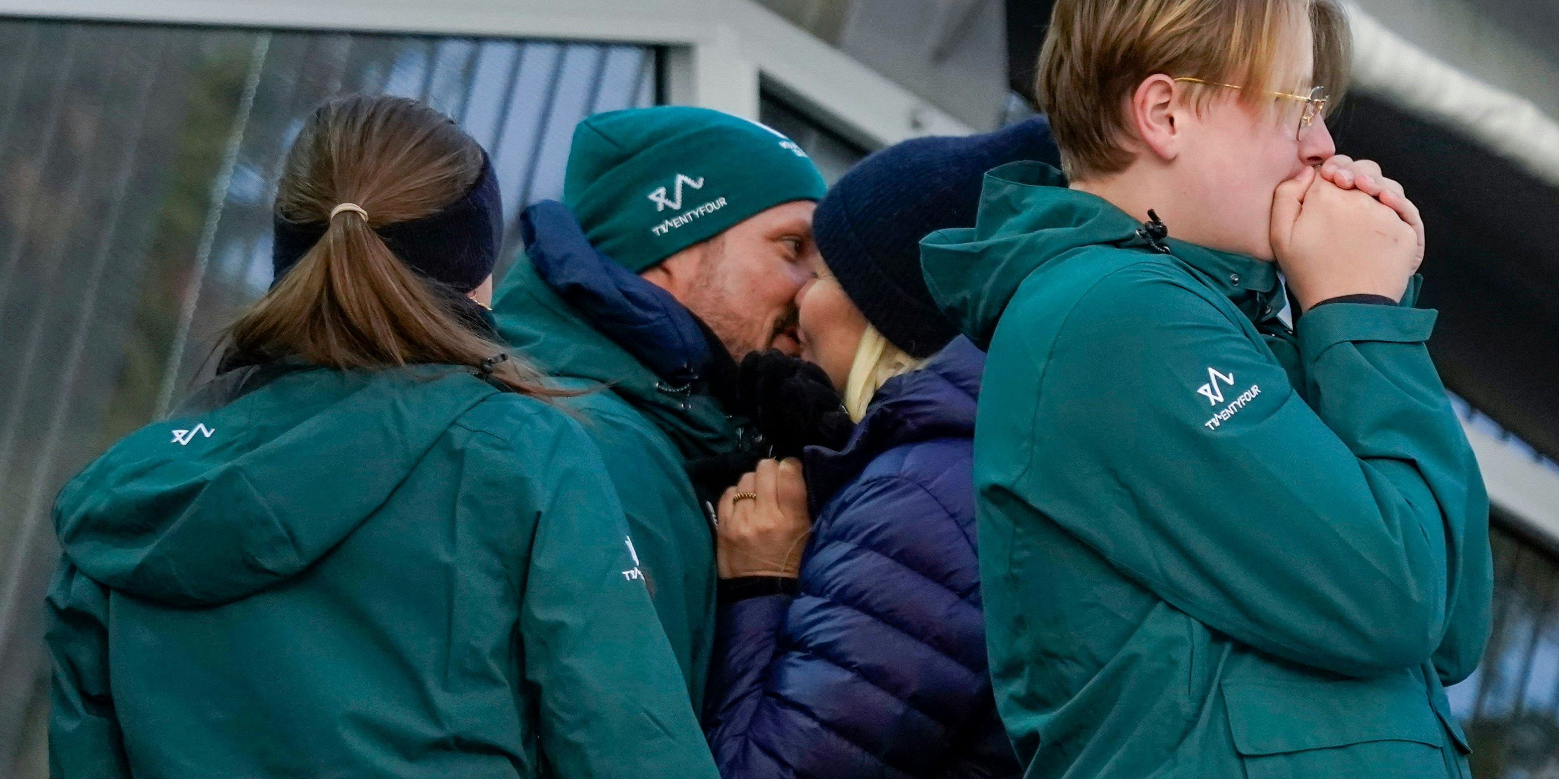 Kronprinzessin Mette-Marit und ihr Ehemann Haakon knutschen in der Öffentlichkeit. 