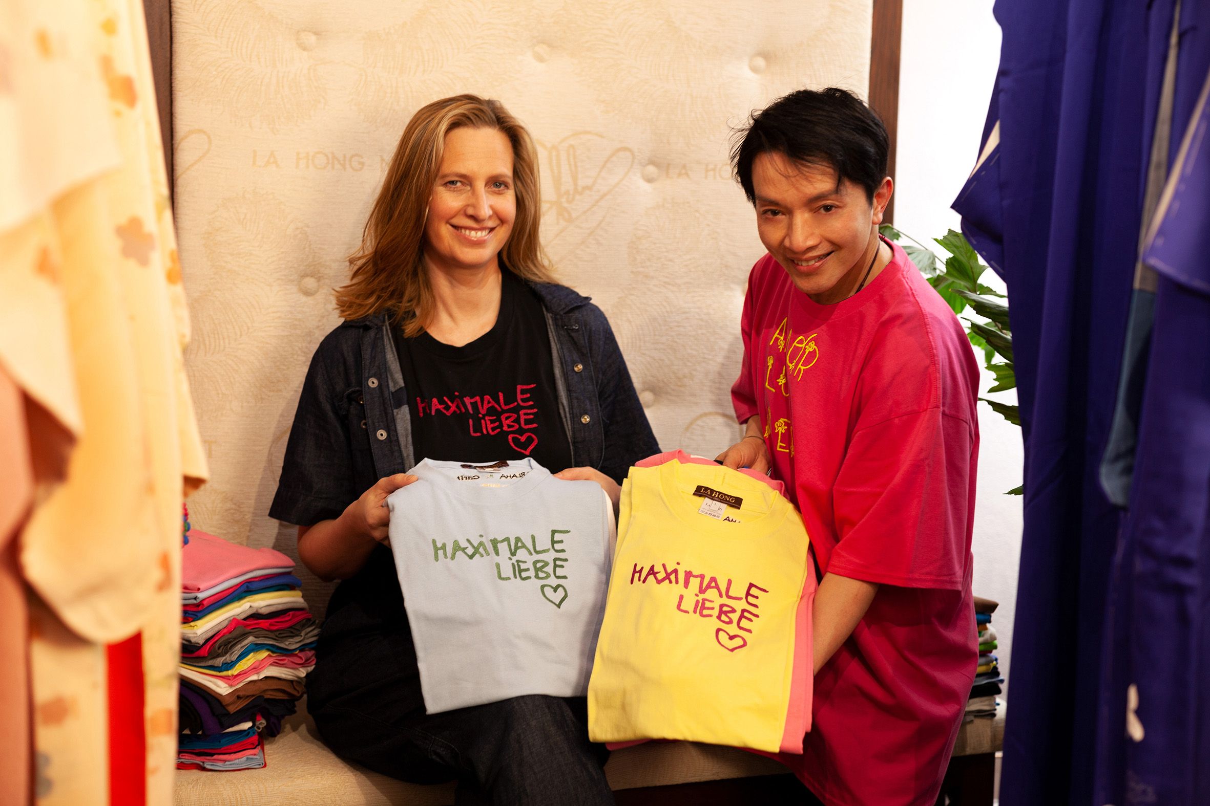 La Hong designte Shirts für die Caritas - auch Maxi Balla unterstütze ihn dabei. 