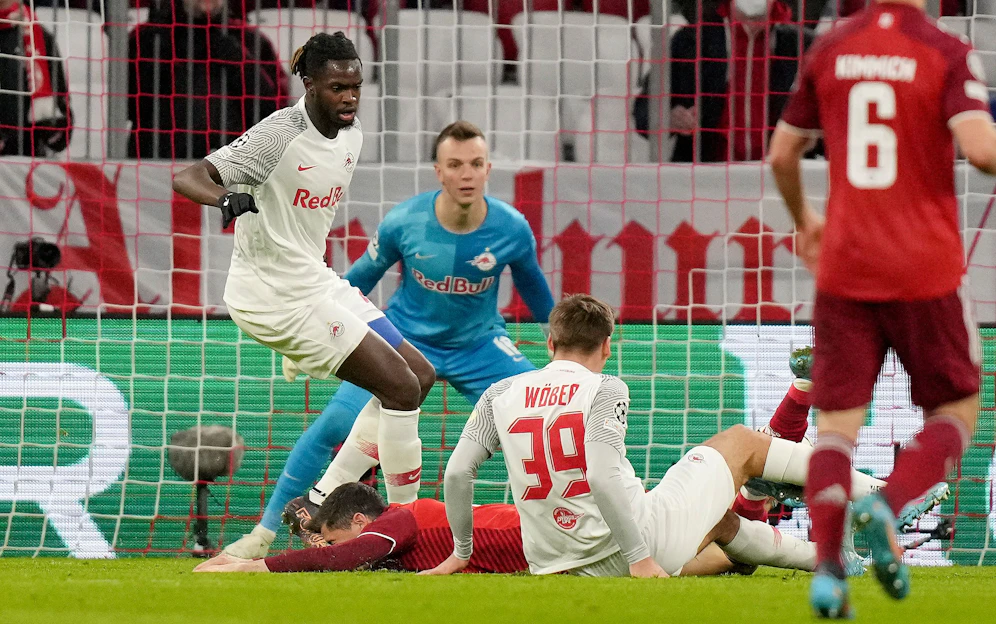 Maximilian Wöber bringt Robert Lewandowski zu Fall – Elfmeter.