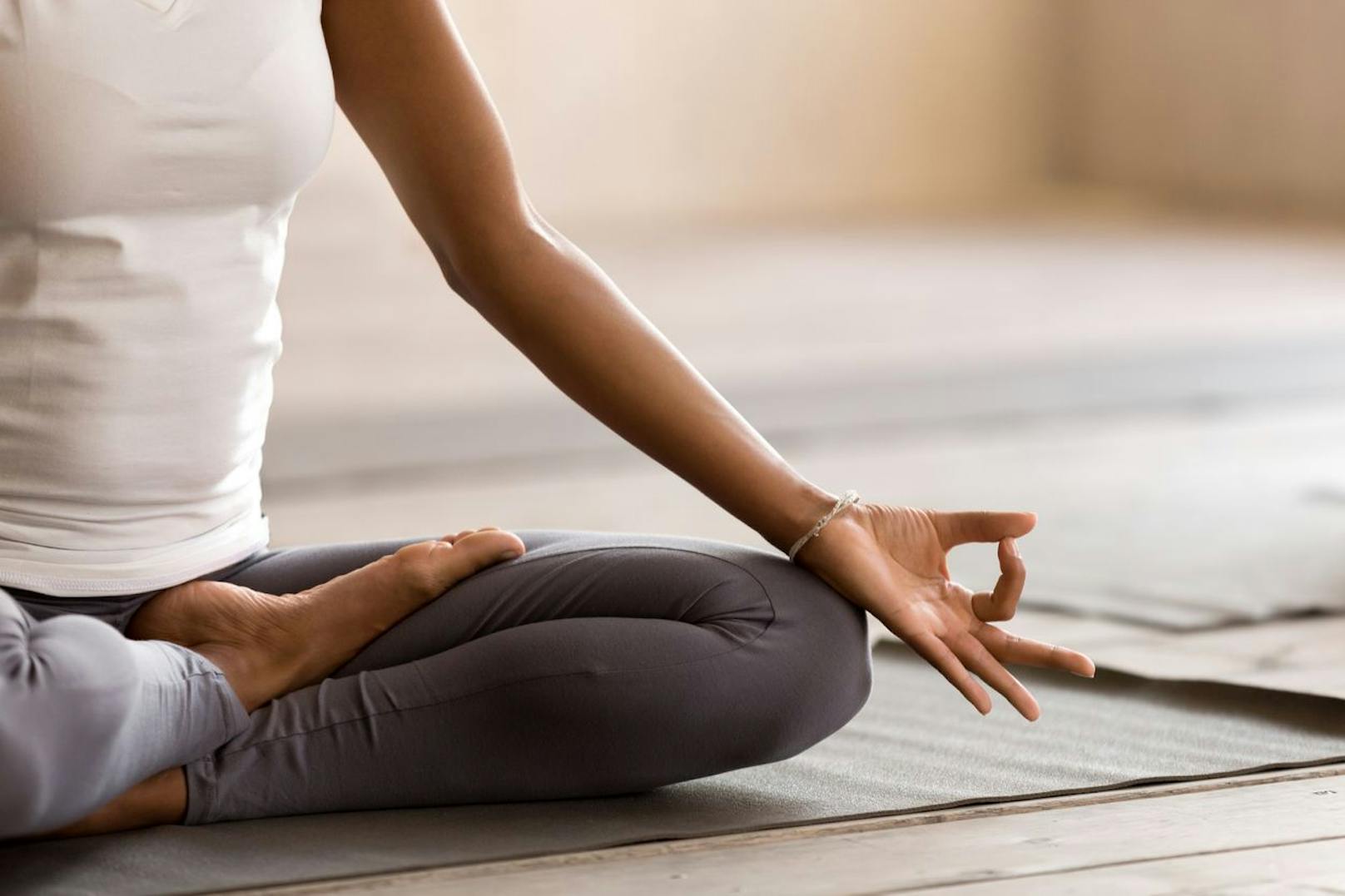 Yoga oder Progressive Muskelrelaxation nach Jacobson sind Entspannungsmethoden, die mittels Muskulatur-Übungen Stress, Anspannung und Angst bezwingen können.