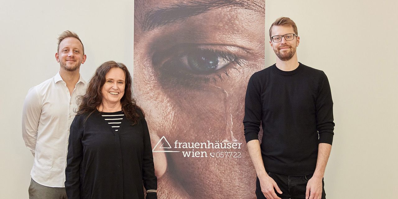 Andrea Brem, Geschäftsführerin des Vereins Wiener Frauenhäuser (Mitte) mit Michael Mesaric, externer Marketing Consultant (links) und Creative Director Julian Fölser (rechts)