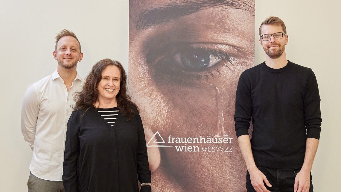 Andrea Brem, Geschäftsführerin des Vereins Wiener Frauenhäuser (Mitte) mit Michael Mesaric, externer Marketing Consultant und Creative Director Julian Fölser